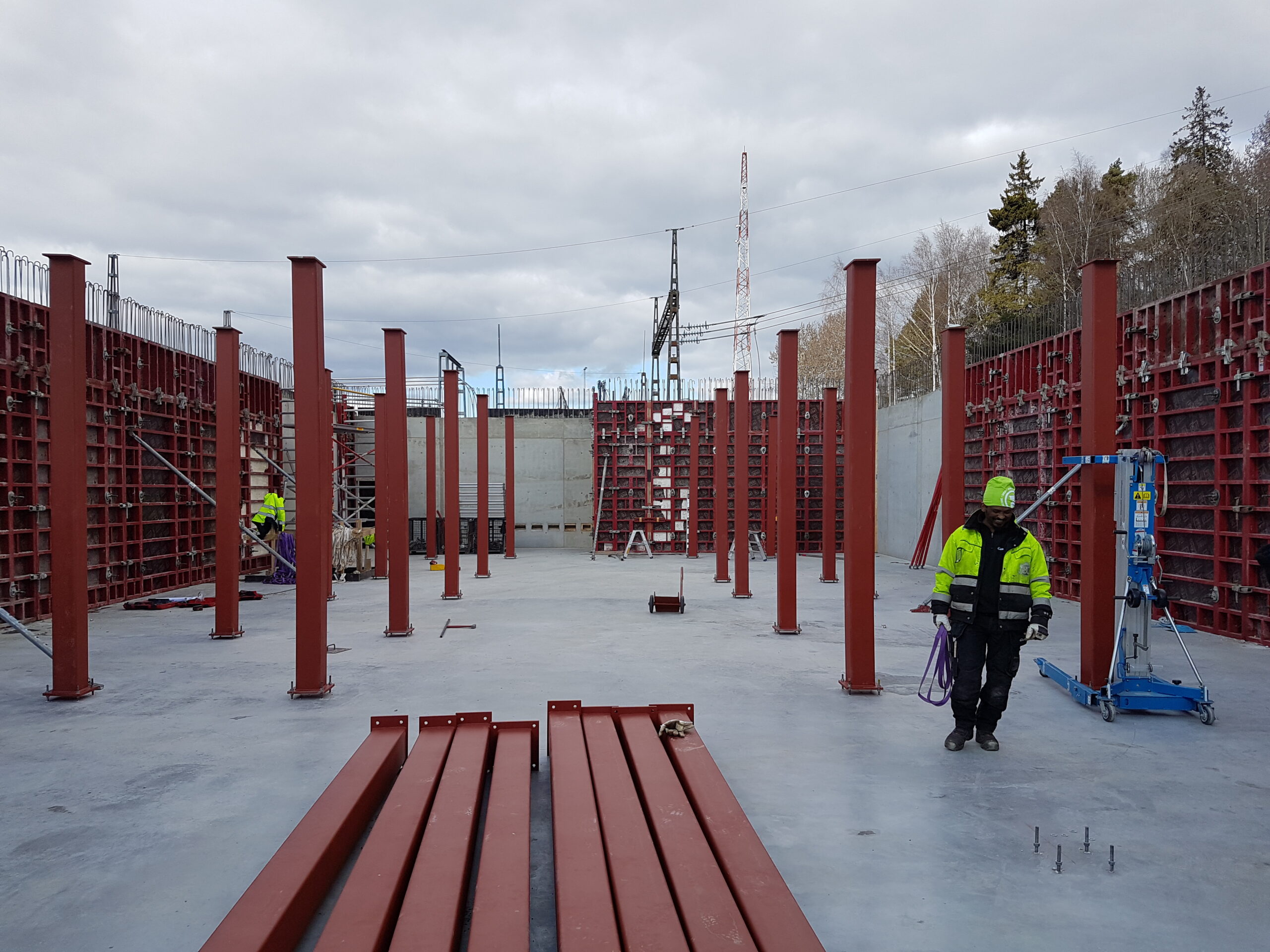 Stålkonstruktion under montage i projekt ÄT58
