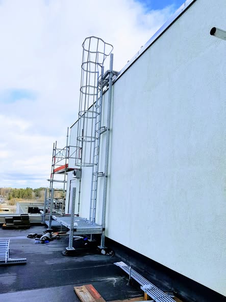 Fasadstege med skyddskorg