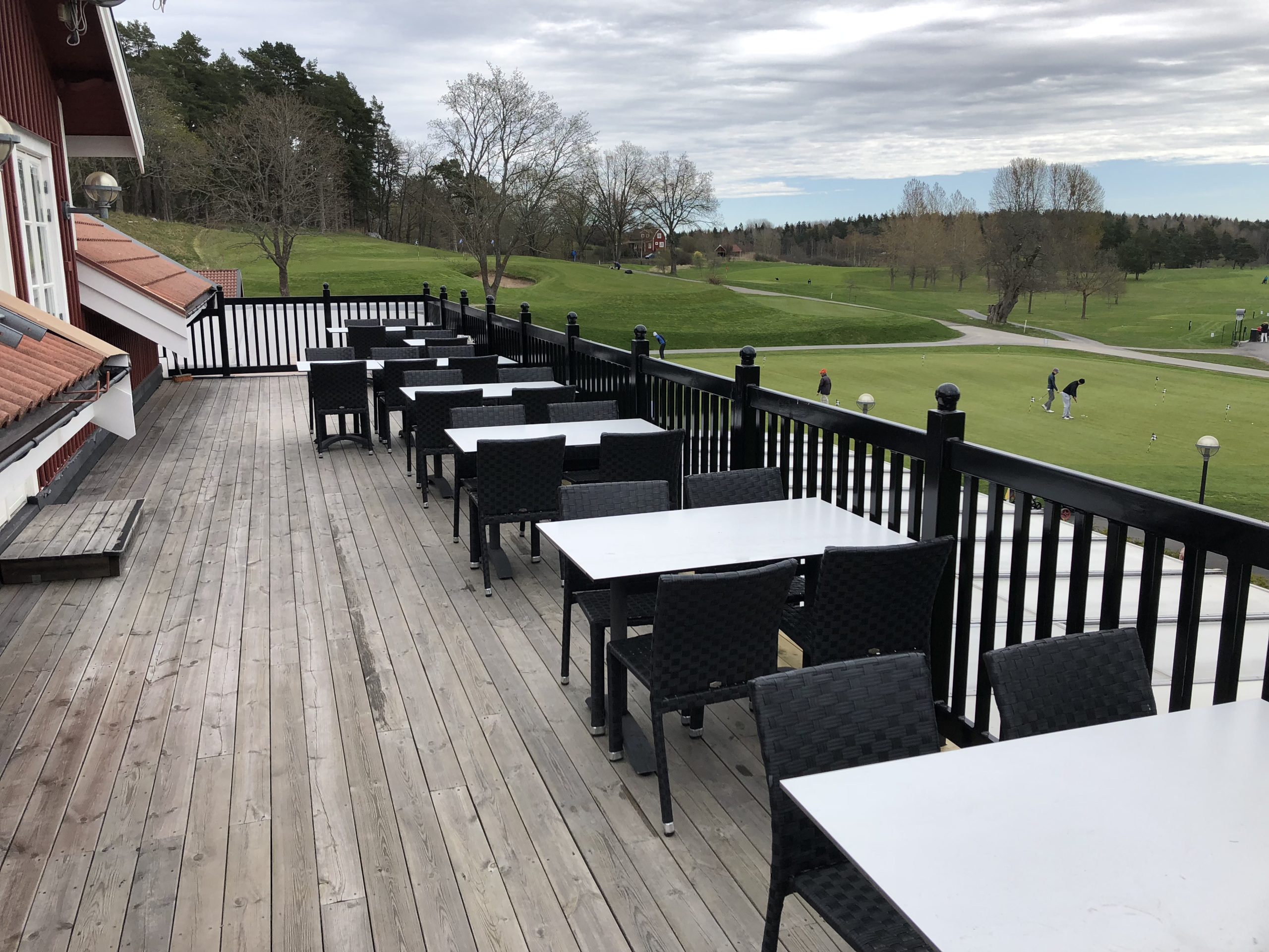 Terrassräcke med utsikt över Viksjö Golfklubb