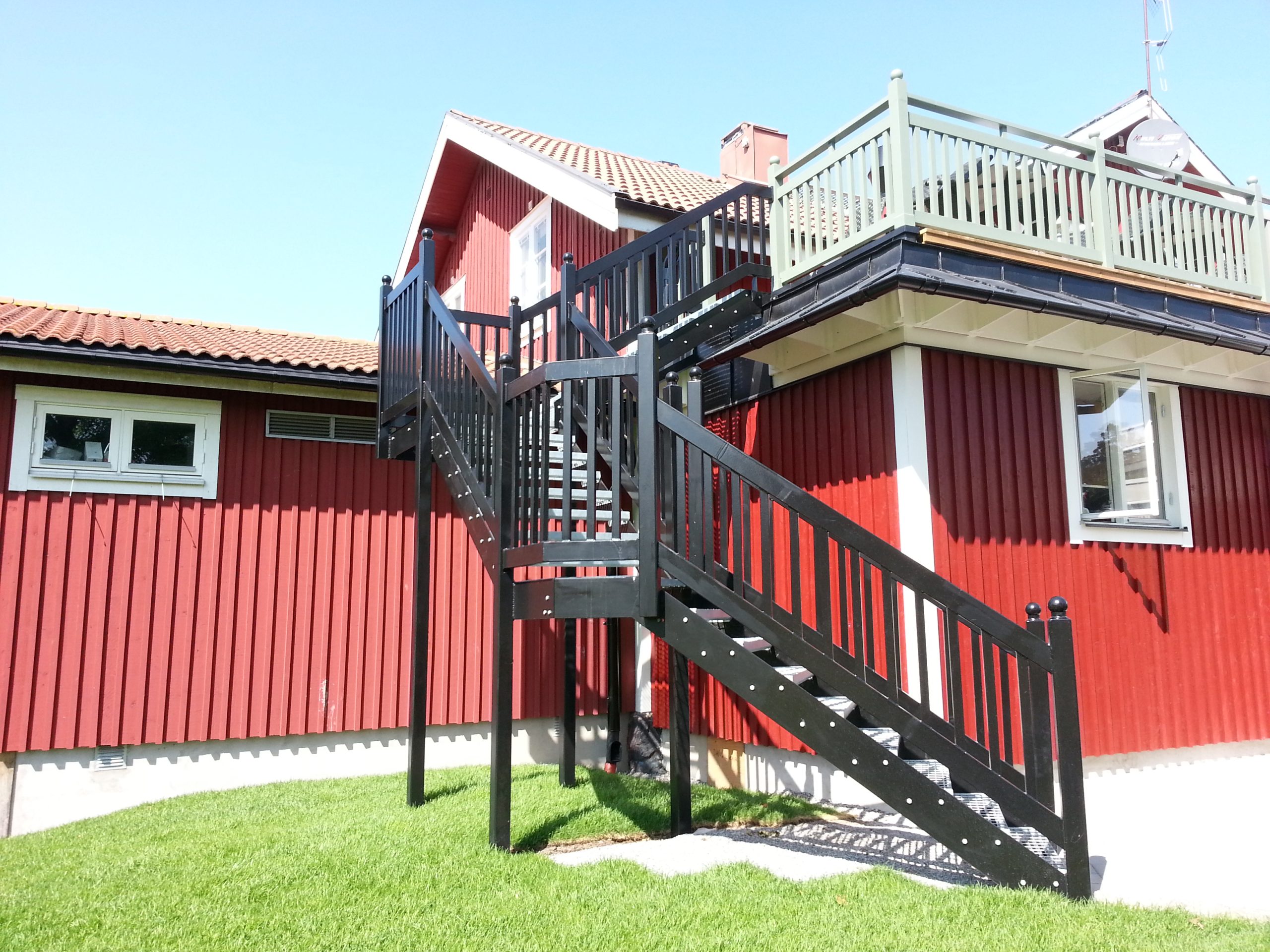 Svart ståltrappa och räcken vid Viksjö Golfklubb
