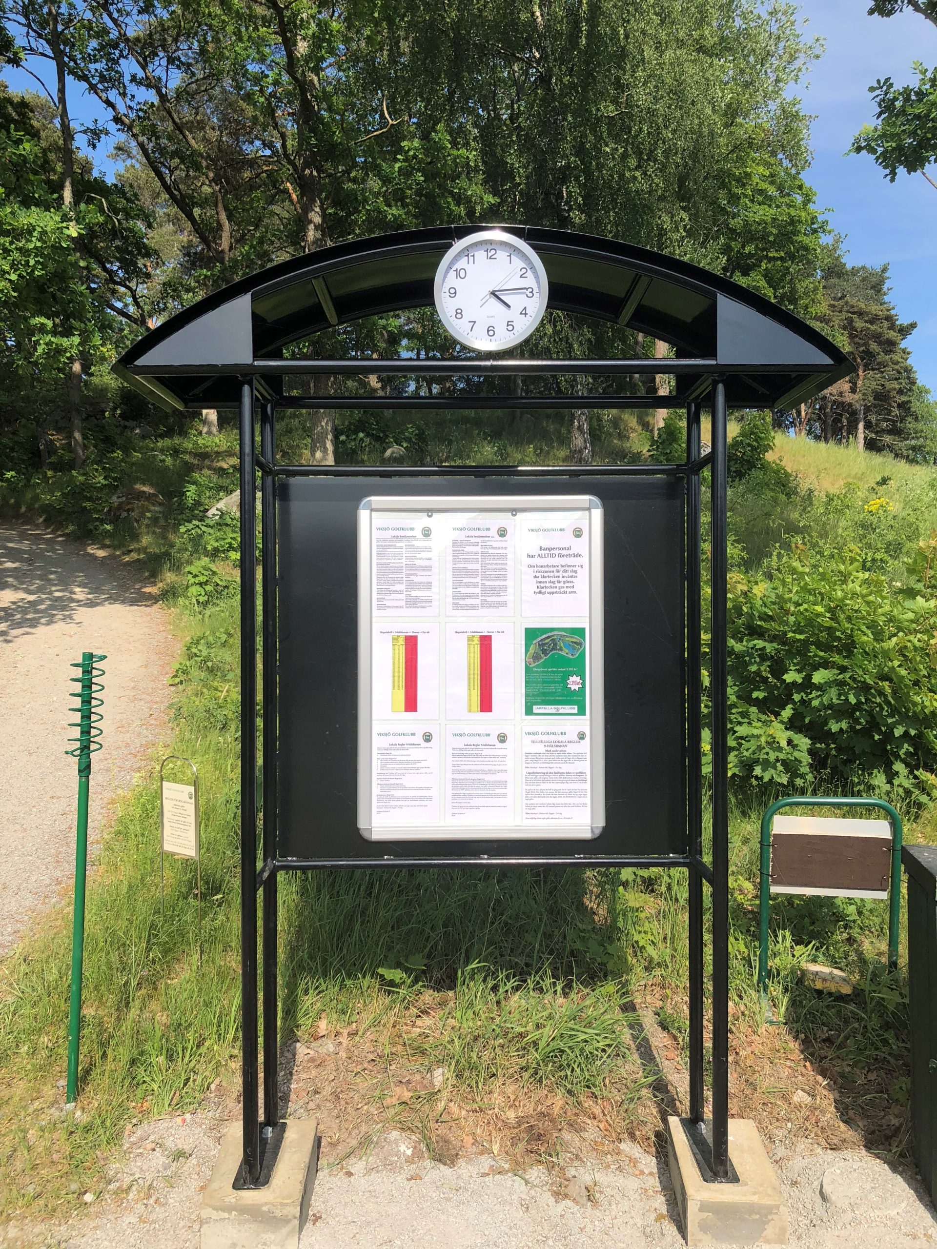 Smidd anslagstavla vid lilla banan på Viksjö Golfklubb